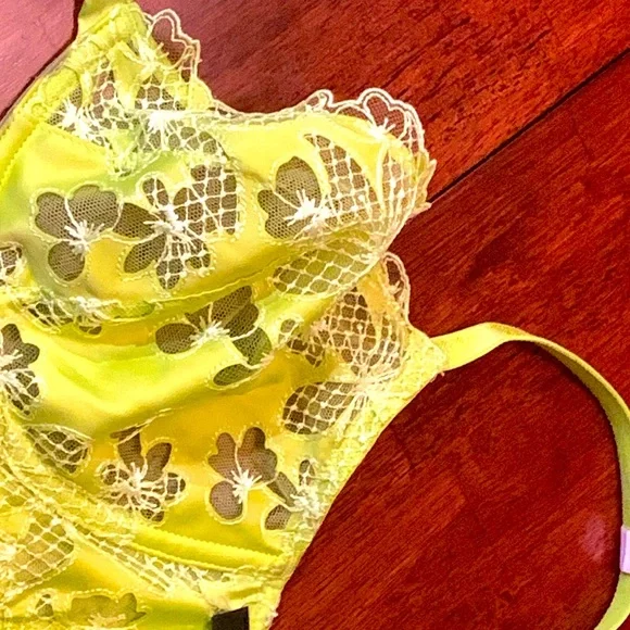 Absolutely stunning salad neon Victoria’s Secret 36 D lace sexy bra with lace